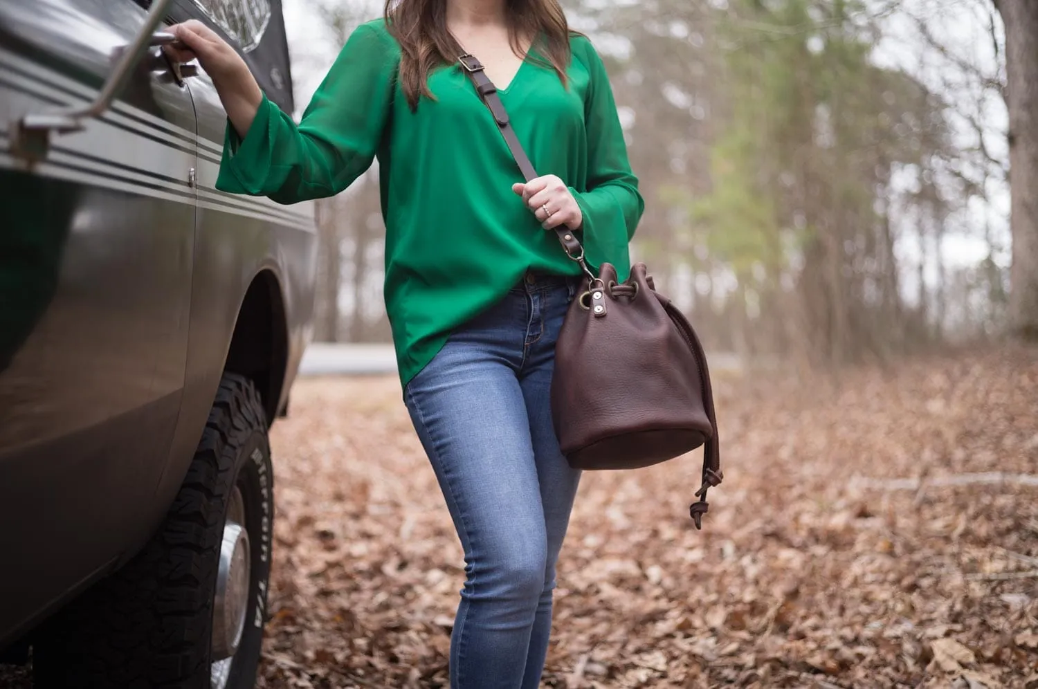 LEATHER BUCKET BAG - MEDIUM - MOCHA